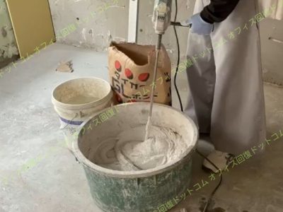 GLボンドを練る作業風景