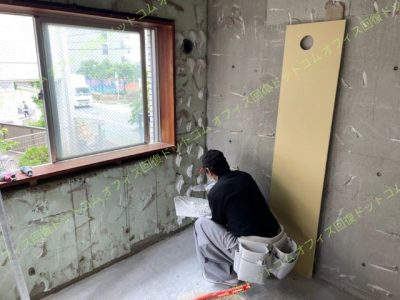 壁にGLボンドを塗る様子