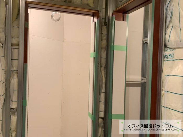 出入り口に建具を施工しています。