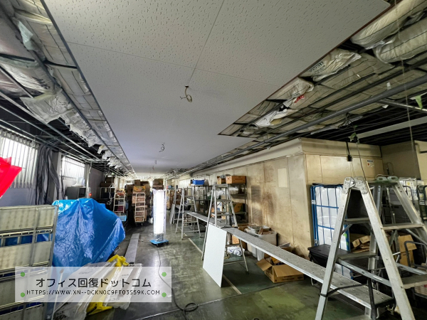 食品小売店倉庫天井材修繕の様子